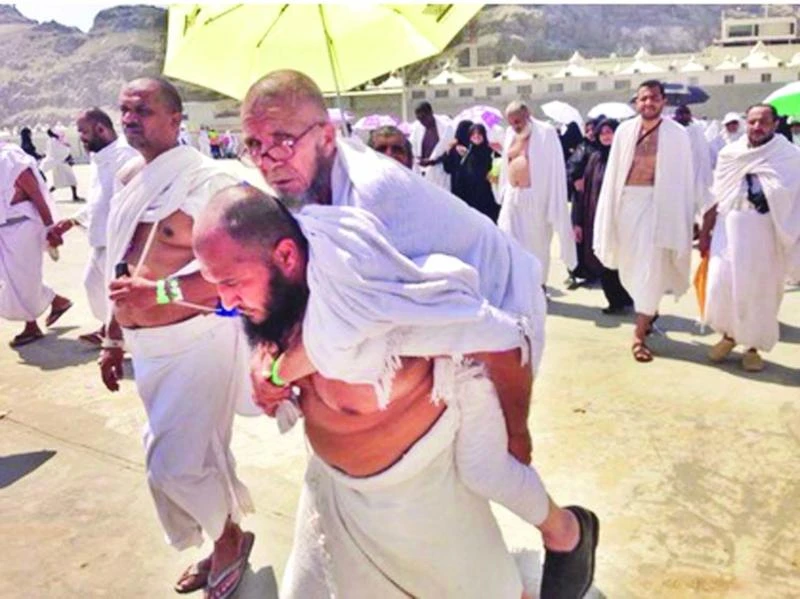 Egyptian who carried elderly Haji on back becomes a Twitter hero