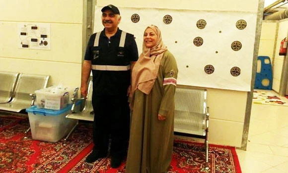Labor minister’s family takes time out to serve pilgrims