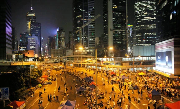 Hong Kong protests thin as two sides agree to talk
