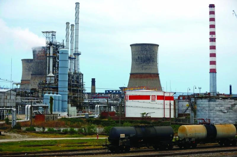 Oil drops on signs of weak demand