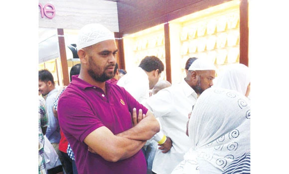 Pilgrims rush to buy gold