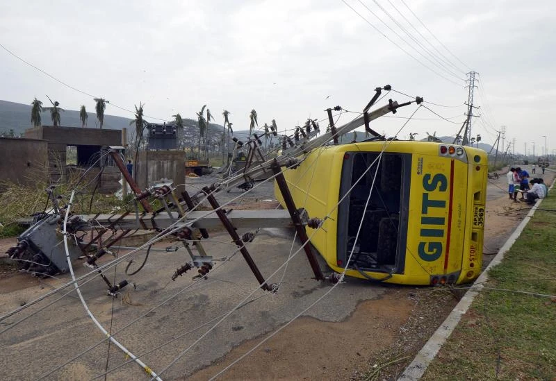 Workers clear debris after Indian cyclone kills 24