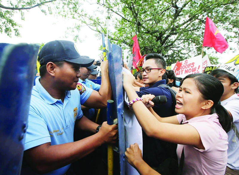 Protesters demand Philippine custody of American marine