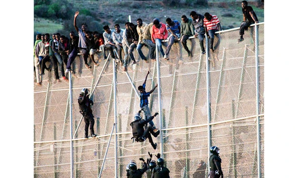 10 injured as migrants storm Spanish border fence