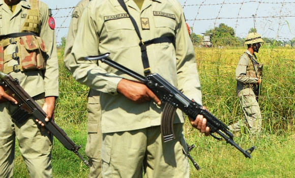 Indo-Pak troops trade border fire