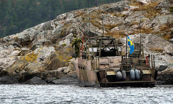 Sweden widens search for mystery submarine