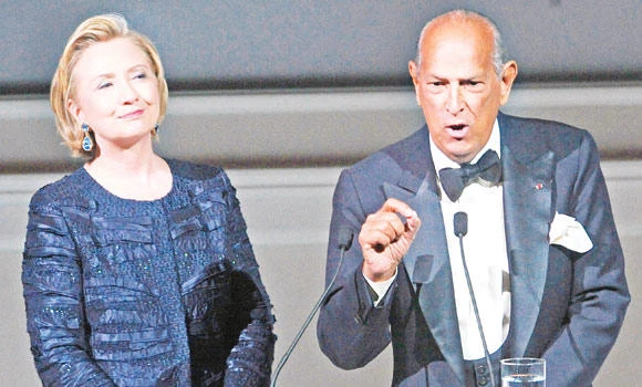 Designer Oscar de la Renta dies at 82