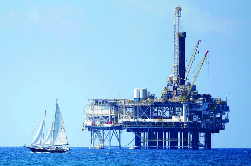 Oil price slide adds pressure on Gulf to develop private sector