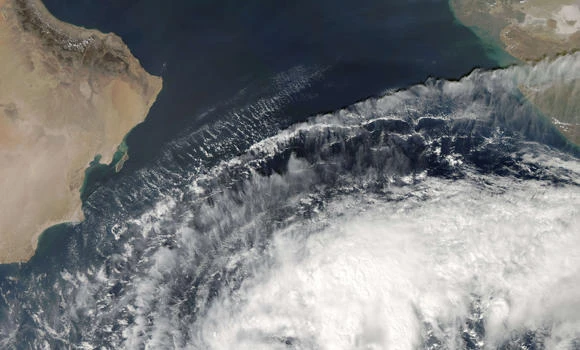 India shifts thousands ahead of cyclone