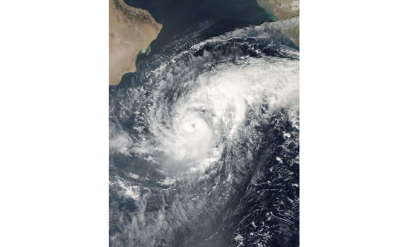 Cyclone alert in India and Pakistan