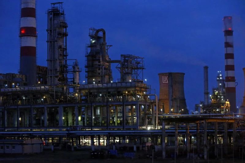 Oil prices tumble to four-year low in London