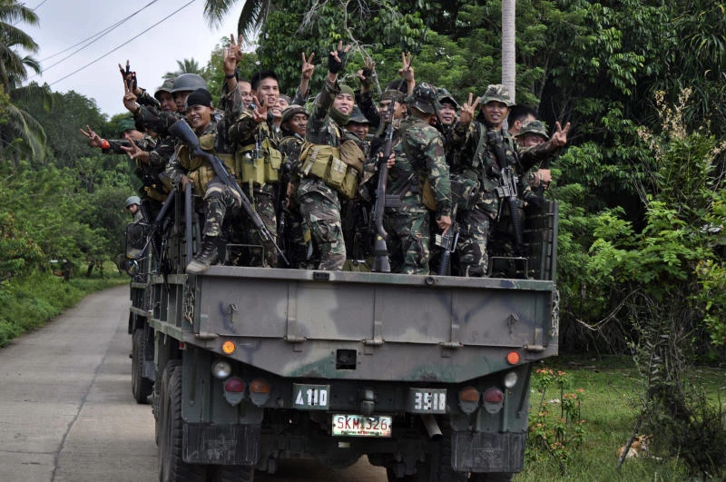 Philippine militants free two German hostages