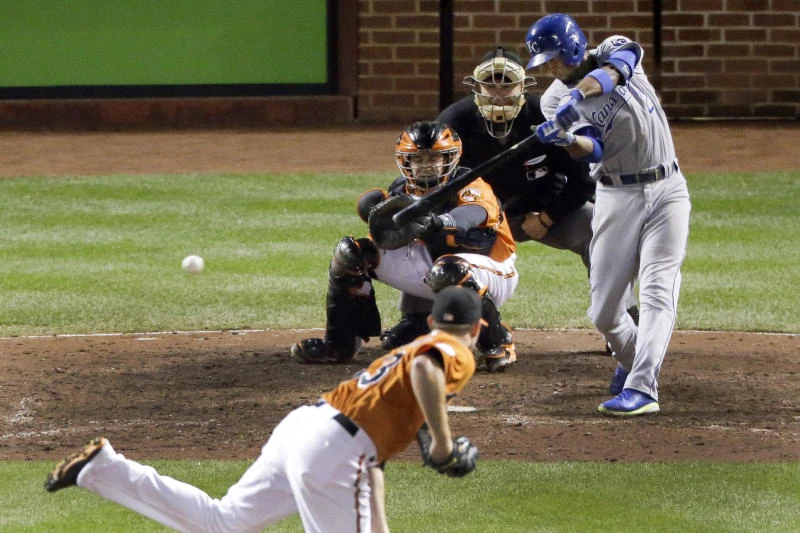 Royals up 2-0; Bumgarner, Giants shut out Cardinals in NLCS opener