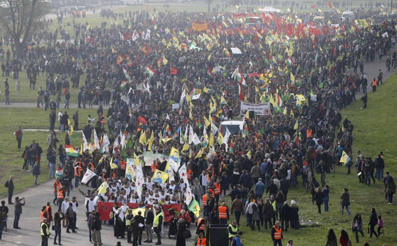 More than 20,000 Kurds protest against IS in Germany