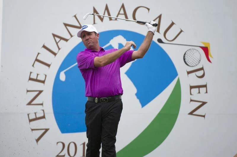 Defending champ Hend pulls clear with 67