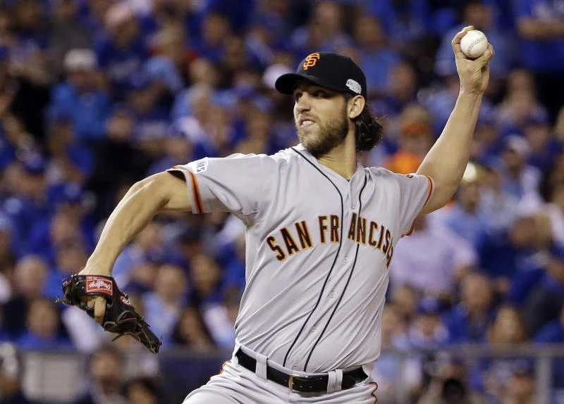 Bumgarner, Giants crush Royals 7-1 in World Series opener