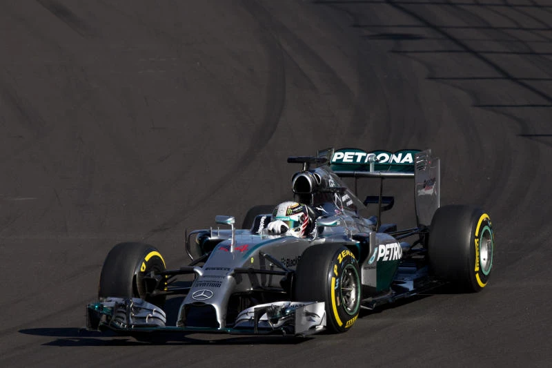 Hamilton takes pole for Russian GP