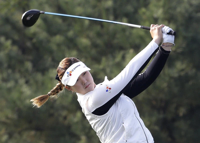 Bae, Baek share lead at KEB-HanaBank Championship