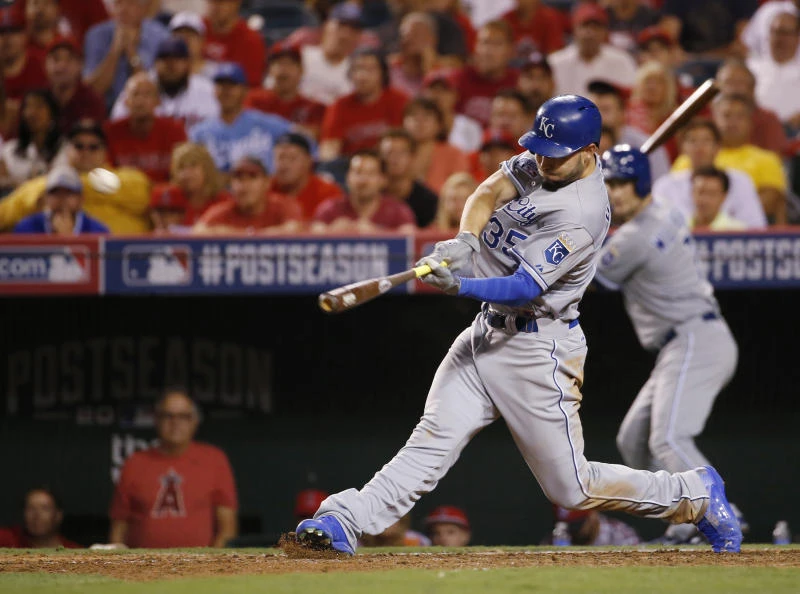 Royals thrive in extra-innings yet again, go up 2-0