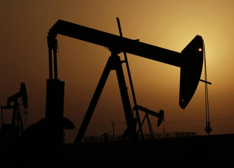 Oil prices fall again on global growth worries