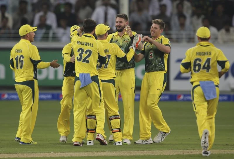 Warner steers Australia to easy T20 win over Pakistan