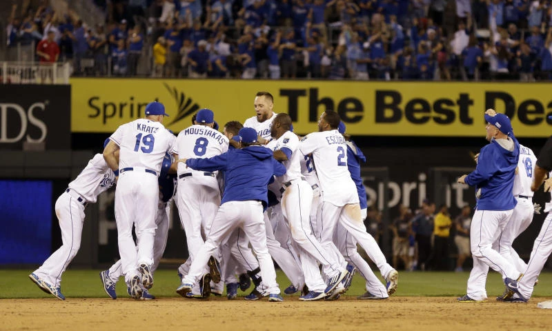 Royals stun A’s to win AL wild card