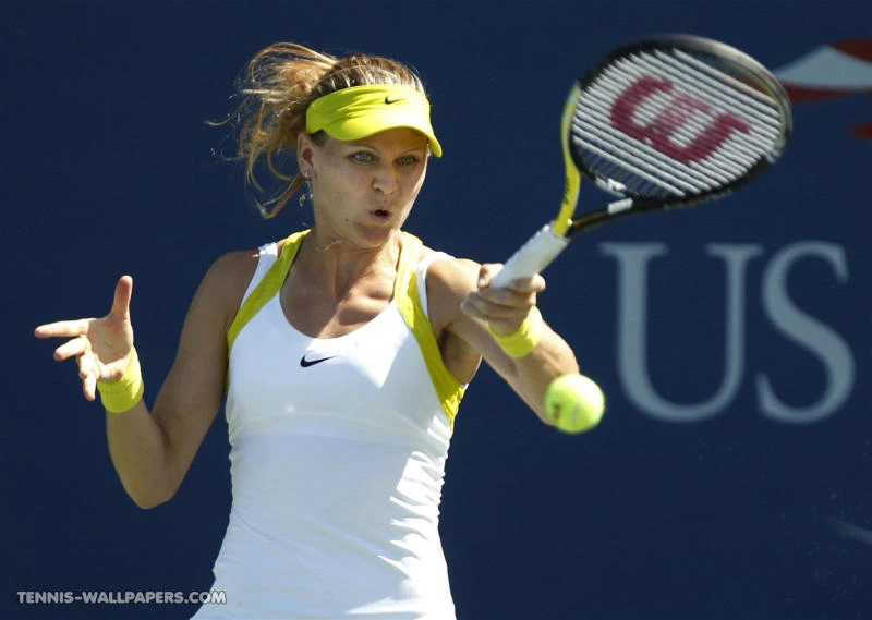 Safarova edges Kuznetsova in Moscow