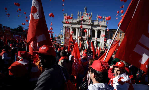 Tens of thousands protest Renzi’s job measures in Rome