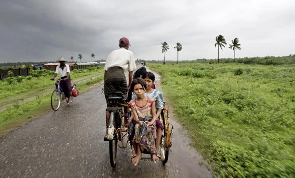 8,000 more Rohingya Muslims flee Myanmar