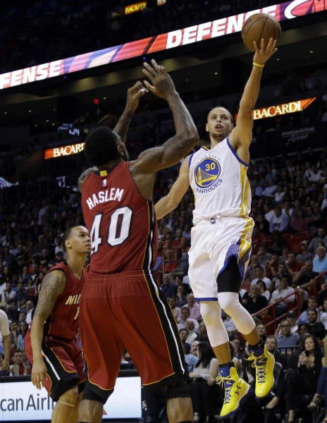 Curry lifts Warriors over Heat 114-97