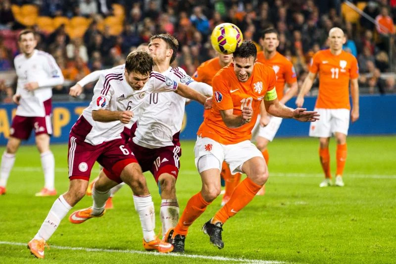 Dutch earns resounding win as Italy held