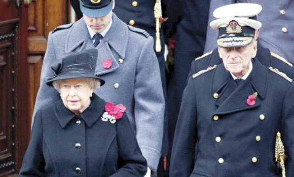 Queen leads Britain in silent tribute to war dead
