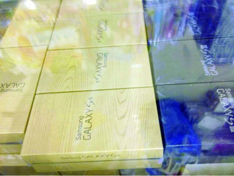 Inspectors seize hundreds of counterfeit smartphones