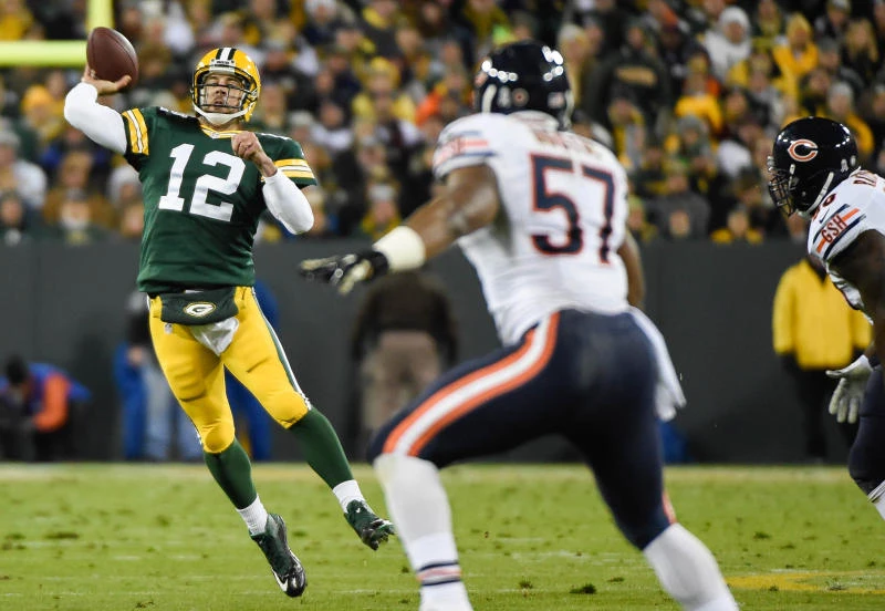 Rodgers stays hot as Packers pound Eagles 53-20