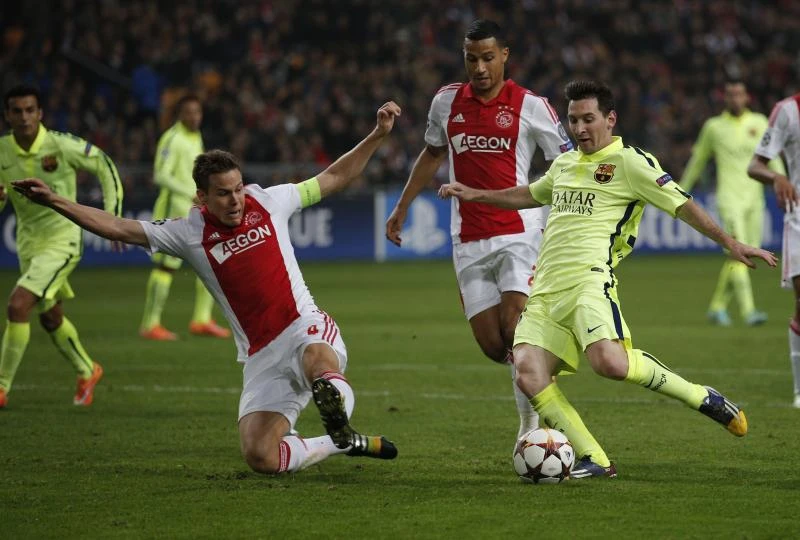 Messi equals record, Barcelona lead quartet into last 16