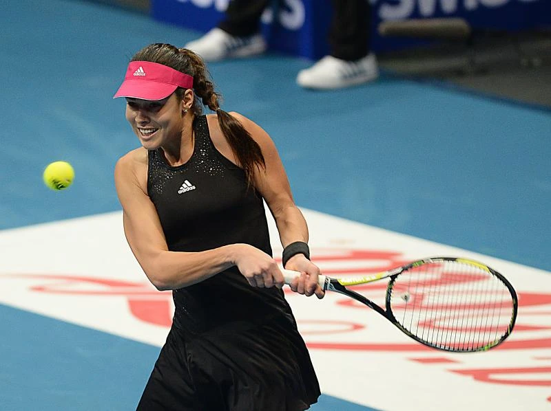 Sharapova tormented by shot-clock in speedy IPTL play