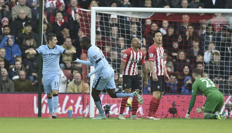 Man City crushes Southampton, Spurs down Everton