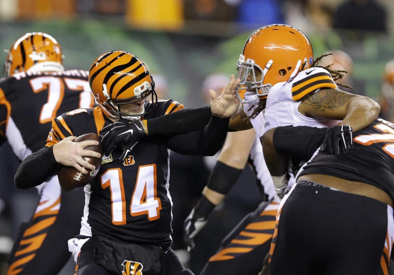 Browns dominate Bengals 24-3, move into tie for 1st place