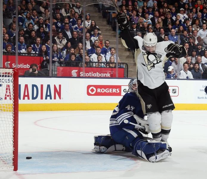 Dupuis double leads Penguins to victory over Leafs