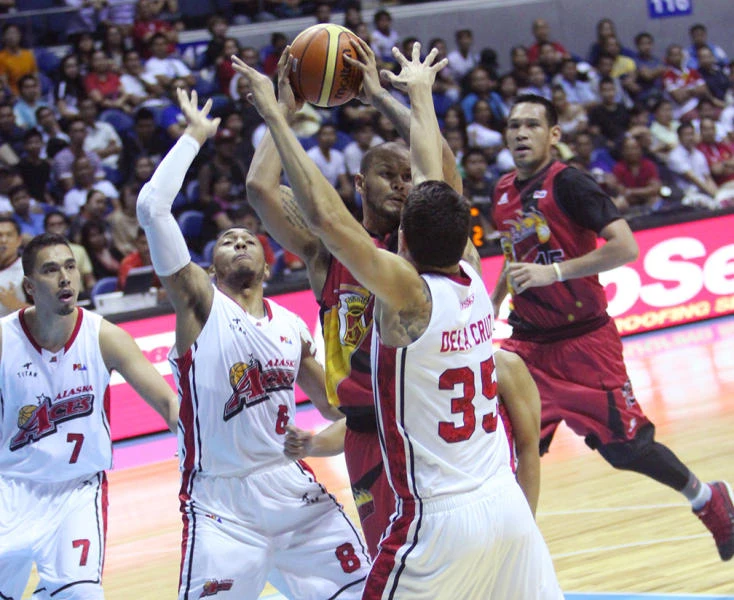 Alaska stops SMB 66-63 to remain unbeaten