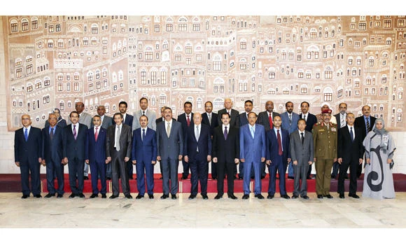 Yemen swears in new government amid crisis