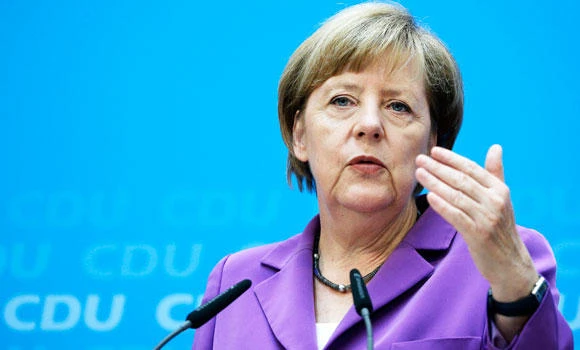 Merkel urges Russia to help end Ukraine crisis