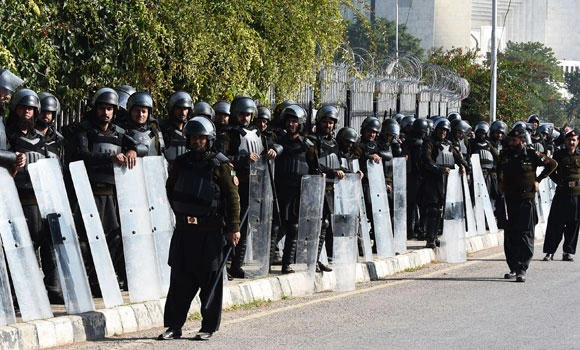 Police baton charge blind protesters in Pakistan
