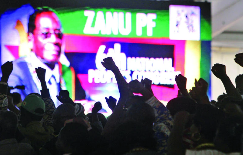 Mugabe warns estranged deputy at party meeting