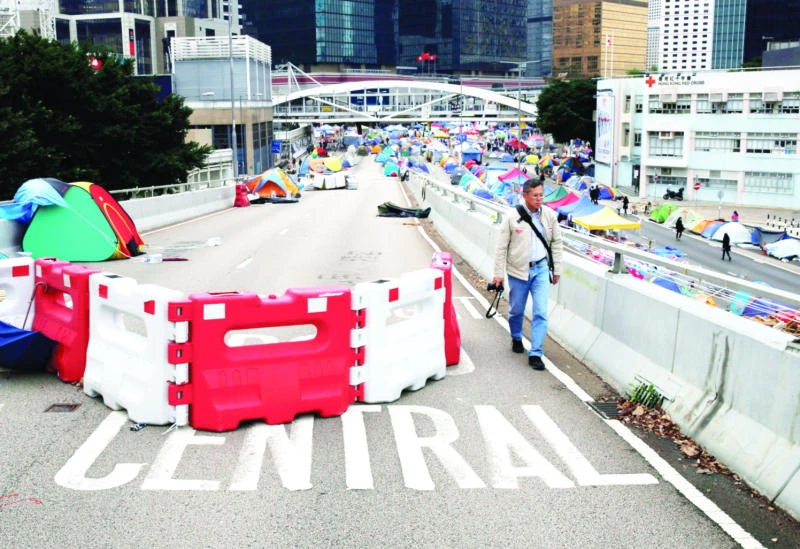 HK protest leader says block govt, not roads