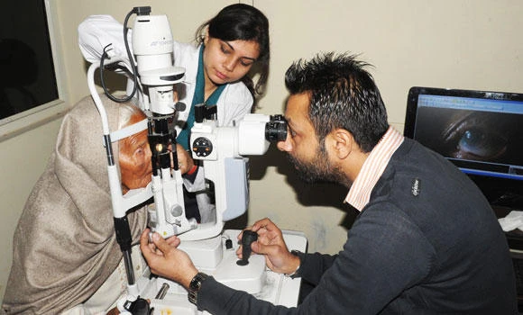 India detains doctor after surgery leaves 20 blind