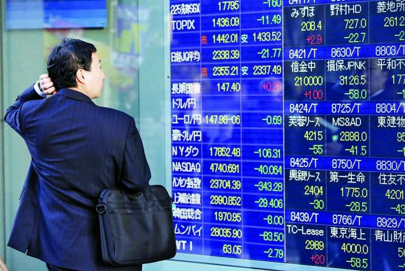 Oil prices continue to drop; stocks tumble worldwide