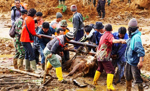 18 buried, 90 missing in Indonesia landslide