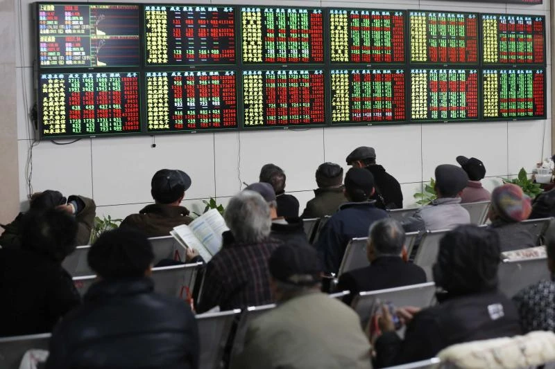 Chinese investors pile into stock market