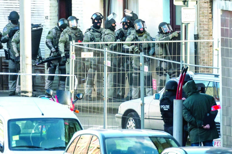 Belgian cops detain 3 after taking apartment